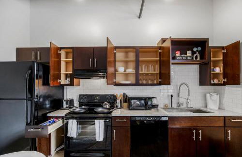 Chic 1BR Parking, Rooftop, Near Arrowhd & TMobile - Photo 3