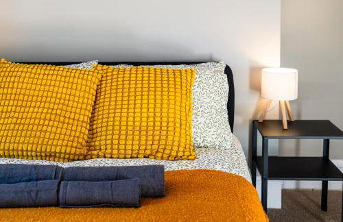 2 Bedroom Flat - Free Parking - by Holiday Homes - Foto 17