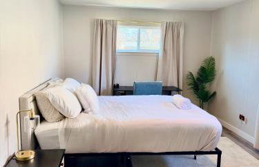 Luxury 4BR Retreat 10 Mins to Downtown & Lake - Photo 14