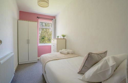 Raymond James Accommodation, sleeps up to 7, free parking, full amenities and garden - Photo 13