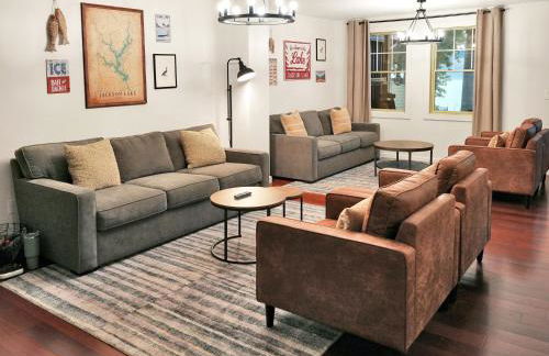 Lakefront Lodge with King Beds and Game Lounge - Foto 4