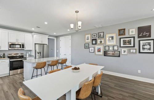 Gated Parking + Fire Pit | Near Zoo + Rhodes - Foto 7