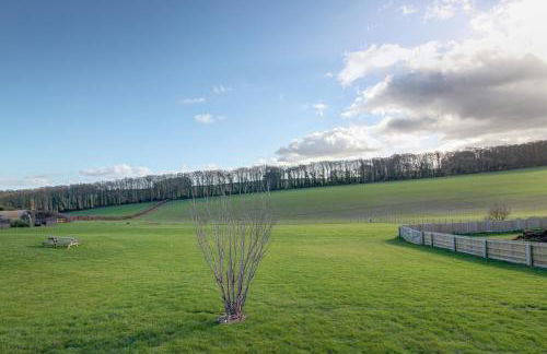 Hunters Cottage - Luxury, high end, hot hub, AC, slipper bath, couples retreat - Photo 37