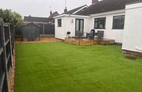 Pet-friendly - 2 Bedrooms Bungalow hot tub Parking - Foto 3