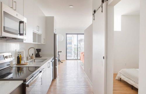 Chic East Side 1BR Apt with Balcony, Pool, and Gym - Foto 11