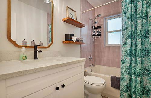 Tropical Escape near Beach! Tons of parking! - Photo 7