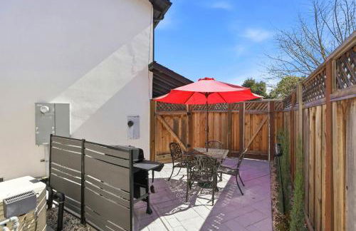 Angie Oasis Yard, Loft & Stocked Kitchen - Photo 27