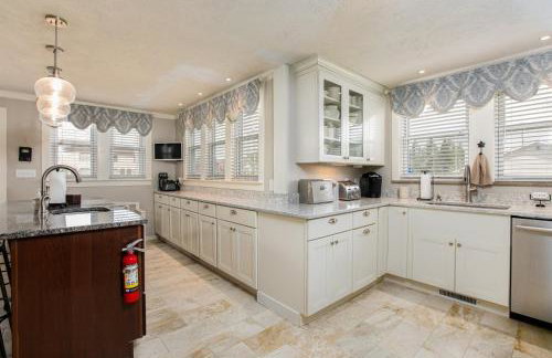 Spacious 4-Bedroom Home 1 Mi to ND Stadium! - Photo 26