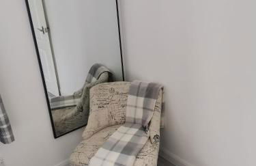 Newly Renovated Cosy 1 bed flat, 4 minutes walk to Town Centre, 3 minutes walk to the train station, Free parking, Modern, fresh and spacious living room, Netflix ready smart TV, Wifi - Photo 19