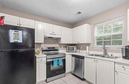 Spectacular Quiet Townhome with Modern Comfort - Foto 27