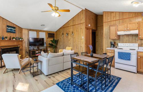 2-bedroom cabin, with a Fireplace, PS5, BBQ, fitness room, and a private hot tub - Foto 17