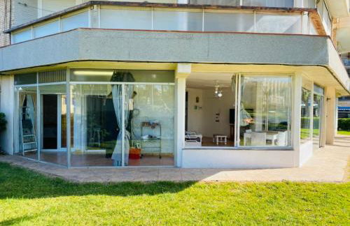 Piso delante de la playa La Pineda con 2 habitaciones - Photo 10