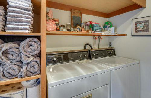 Walk to Irondale Beach Park! Family Haven with Yard - Foto 18