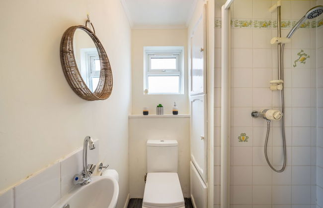 Pierocks Carver Entire House, Free Parking and Wi-fi in High Wycombe - Photo 16