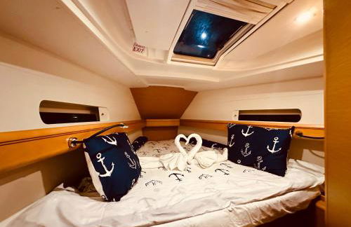 Sleep aboard a modern sailboat in Oeiras - Photo 7