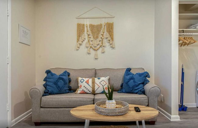 Centrally Located Studio Near Downtown - Photo 9