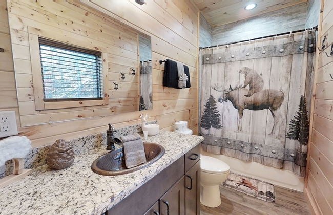 Lazy Bear Lodge 5 Bedroom Cabin by RedAwning - Photo 58