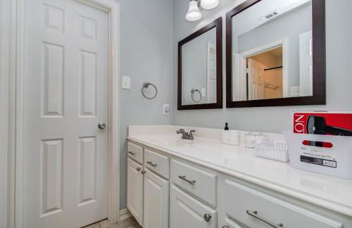 Luxury Pool Home Near Sugar Land Town Center - Photo 7