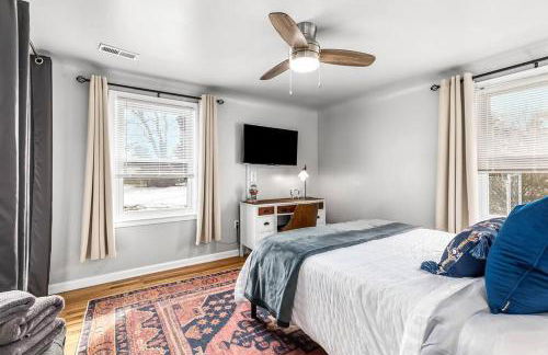 Warm & Comfy 2BR, Huge Backyard, Great Location! - Photo 52