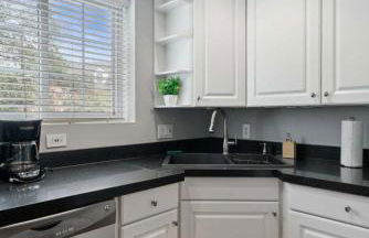 Charming Townhouse Retreat by CozySuites - Foto 18