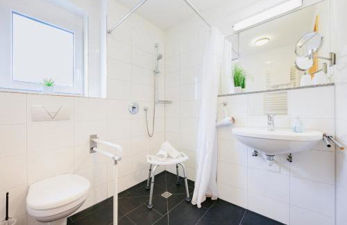 7SCHWABEN - 7 vollausgestattete Wohnungen unter einem Dach mitten in Bad Urach - Küche - Bad - WLAN - Waschmaschine - kostenloses Parken - E-Bike-Garage mit Ladestation - Altstadt, Bus, Bahn, E-Ladestation unter 5 Min - barrierefrei - rollstuhlgerecht - Foto 19