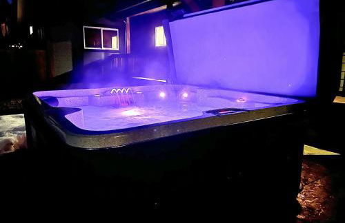 Mountain Retreat with Hot Tub, Game Room and Yard home - Foto 11