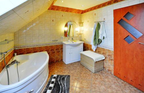 Cottage by Lake Ostrowieckie With Private Beach - Foto 26