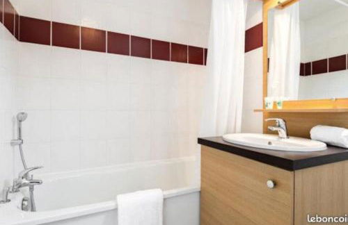 CONFORTABLE MAISON DANS VILLAGE VACANCES AVEC PISCINE A CAJARC - Photo 8