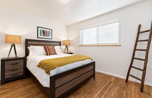 Couple’s Getaway | Dog Friendly, Bike to Old Town! - Foto 12