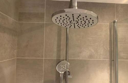 Fantastic Large 2 X Bedroom Flat, Free Parking - Photo 10