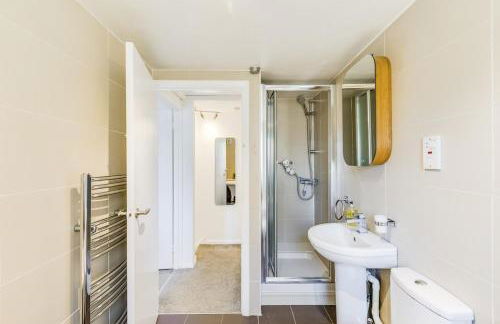 Cozy Riverside Cottage in Hertford Town with Parking - Foto 8