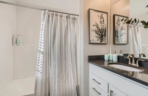 Stylish & Spacious Centrally-Located Home w/Garage - Foto 20