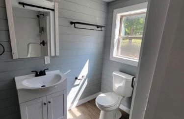 Romantic Glamping Getaway Perfect for Quality Time with Your Partner: Cute Tiny House near Owensville, Missouri - Foto 8