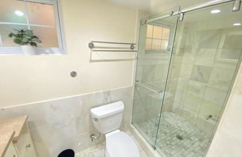 COMFY Basement Home 2 Bdrm1Den 3Queen Beds - Foto 16