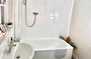 Beautiful Grade 2 Home in centre of Newcastle-St James Park FREE CITY PARKING - Foto 42