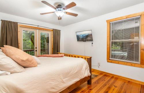 Amazing Creek View Cabin w/ Hot Tub, Firepit & Pool Table - Foto 42