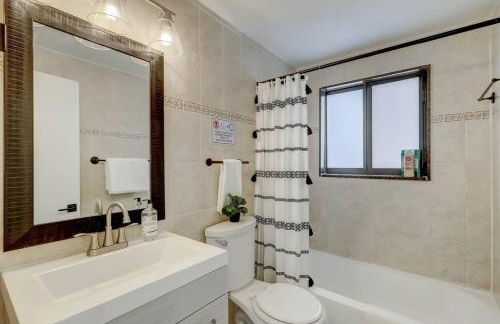 Chic Retreat: 2BR Apartment! - Foto 12