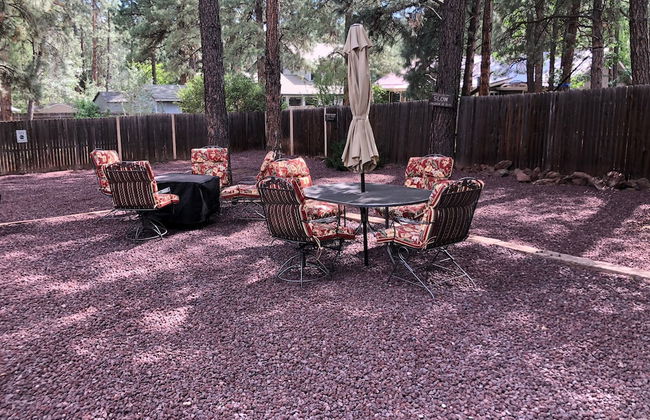 Home In The Pines Near Downtown w Hottub - Foto 16