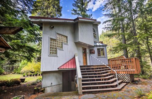 Enchanting Escape with Hot Tub, Decks and Views! - Foto 31