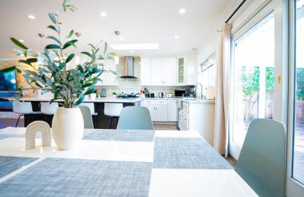 Grand Lux 4BR Prime Location & Serene Yard - Foto 6