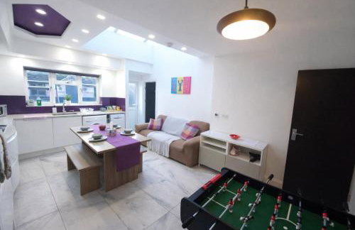 Spacious 5BR Home with Garden, Games & Parking Near Heathrow Windsor - Photo 4