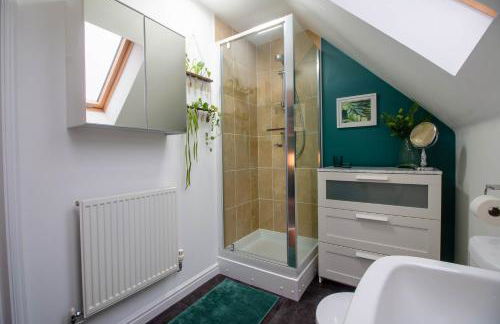 Cosy 4 Bedroom Town House with Mountain views, Private garden and ease of access into Abergavenny - Foto 17