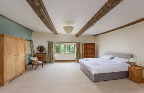 10 Bed Stunning House in village, with Hot Tub - Photo 24