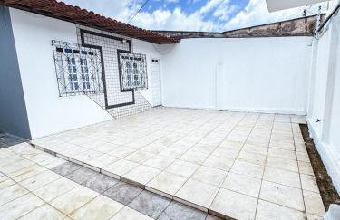 Casa de bairro tranquilo 1 a 10 pessoas com ótima localização e vigia de rua - Foto 3