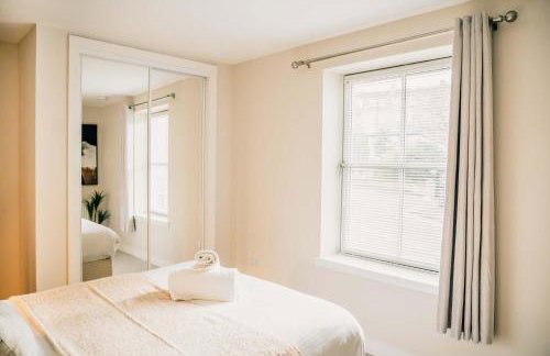 Modern Central 2 Bed Apartment with Parking - Photo 33