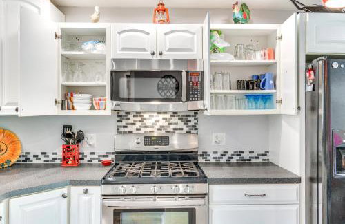 Near Trails and Wineries Victor Getaway with Fire Pit - Foto 10