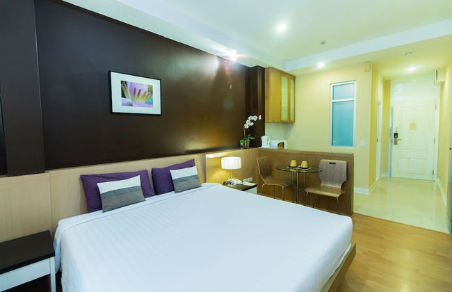 Silom convent garden - Photo 18