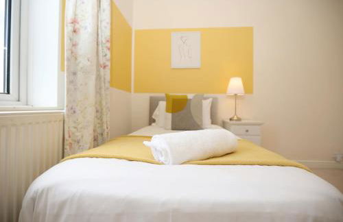 Mount Rd By N And N Stays Contractor Friendly 4 Bed House With Large Driveway, Bath - Photo 38