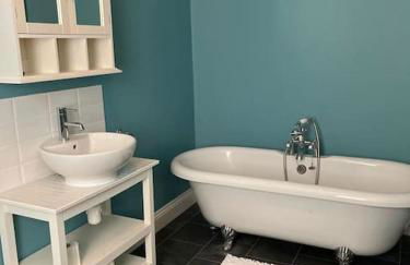 Large coastal cottage, private indoor pool, hut tub, sauna and steam pod - Photo 3