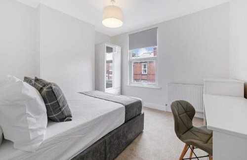 Comfy 2 Bed House - Free Parking - Near City Centre - Foto 4